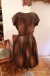 画像8: 50〜60年代ブラウン×ブラックモザイク柄サーキュラースカート半袖ドレス (8)