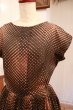 画像12: 50〜60年代ブラウン×ブラックモザイク柄サーキュラースカート半袖ドレス (12)