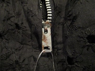 画像1: 50〜60年代ブラック花柄刺繍ポケット付きラウンドネック半袖ドレス