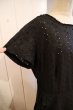 画像10: 50〜60年代ブラック花柄刺繍ポケット付きラウンドネック半袖ドレス (10)