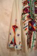 画像2: ホワイトベージュ×カラフルエスニック刺繍ポケット付きクルーネックフレアスリーブ七分袖チュニック (2)