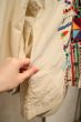 画像15: ホワイトベージュ×カラフルエスニック刺繍ポケット付きクルーネックフレアスリーブ七分袖チュニック (15)