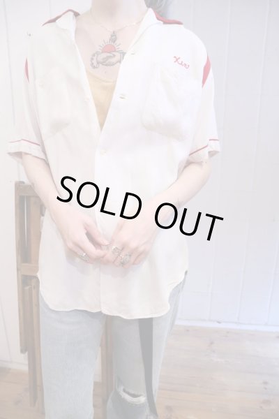 画像1: 50〜60年代ホワイト×レッドチェーン刺繍胸ポケット付き半袖ボーリングシャツ (1)