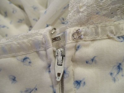 画像1: 70年代ホワイト×サックスブルー花柄ウエストリボンキャミソールロングドレス