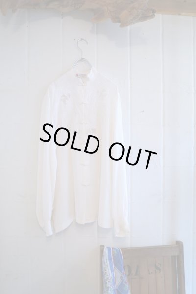 画像1: オフホワイト花刺繍前開きチャイナボタンスタンドカラー長袖シルクシャツ (1)