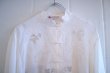 画像3: オフホワイト花刺繍前開きチャイナボタンスタンドカラー長袖シルクシャツ (3)