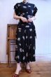 画像1: 40〜50年代ブラック×サックスブルー×ピンク扇＆楽器柄飾りリボン付き半袖ドレス (1)