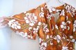 画像9: 70年代ブラウン×ホワイトリーフ＆花柄フレアスリーブカシュクール半袖ハワイアンロングドレス (9)