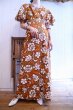 画像4: 70年代ブラウン×ホワイトリーフ＆花柄フレアスリーブカシュクール半袖ハワイアンロングドレス (4)