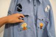 画像9: 70年代"TOWNCRAFT"ライトブルー×カラフル鳥＆きのこ刺繍胸ポケット付き長袖シャンブレーシャツ (9)