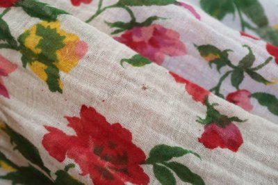画像1: 70年代ホワイト＆ピンク＆ブルー花柄ポケット付きラウンドネックインド綿キャミソールドレス