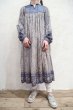 画像2: 60〜70年代サックスブルー×ホワイトキルティング切替ゴールドスタンプ付き長袖インド綿ドレス (2)