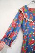 画像10: 70年代スモーキーブルー×ピンク花柄前あきボタンリボン付きレースビッグカラーバルーンスリーブ五分袖ドレス (10)