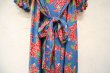 画像15: 70年代スモーキーブルー×ピンク花柄前あきボタンリボン付きレースビッグカラーバルーンスリーブ五分袖ドレス (15)