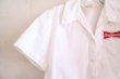 画像9: ホワイト×レッド英字刺繍Budewiserワッペン付き開襟半袖ボーリングシャツ (9)