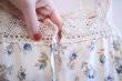画像12: 70年代ホワイト×ブルー花柄かぎ編みレースキャミソールロングドレス (12)