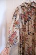 画像8: 70年代ベージュ×ネイビー×レッド花柄ハーフボタンポケット付き開襟フレアスリーブ長袖ドレス (8)