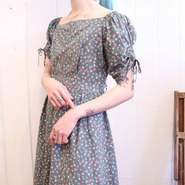 画像1: 50年代”PENNEYS"ライトグレー×ピンク×ホワイト花柄＆ピンドットフロントジップスクエアネックパフスリーブ半袖ドレス (1)