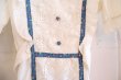 画像11: 70年代ホワイト×ブルー×カラフル無地＆花柄テープレースリボン付きスクエアネックパフスリーブ半袖ドレス (11)