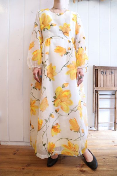 画像1: 60〜70年代ホワイト×オレンジ×イエロー花柄ラウンドネックシースルースリーブ長袖ドレス (1)