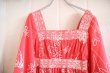 画像8: 60〜70年代レッド×ホワイトドット＆花柄シャーリングデザインスクエアネック五分袖ドレス (8)