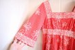 画像9: 60〜70年代レッド×ホワイトドット＆花柄シャーリングデザインスクエアネック五分袖ドレス (9)
