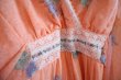 画像8: 70年代ペールオレンジ×ブルー花柄レース付きカシュクールワイドスリーブ七分袖ドレス (8)