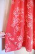 画像10: 60〜70年代レッド×ホワイトドット＆花柄シャーリングデザインスクエアネック五分袖ドレス (10)