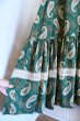画像10: 60〜70年代グリーン×ホワイト×ペールグリーン花＆ペイズリー柄レース付きラウンドネック長袖ドレス (10)