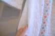 画像9: 60〜70年代ホワイト×ブルー×オレンジ花刺繍長袖キルティングドレス (9)