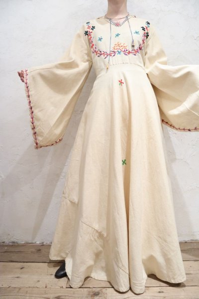 画像1: 70年代生成り×カラフル花刺繍フード付きフレアスリーブ長袖メキシカンロングドレス (1)
