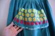 画像10: 50年代ターコイズグリーン×イエロー×レッド刺繡プリントフロントポケット付きスカート (10)