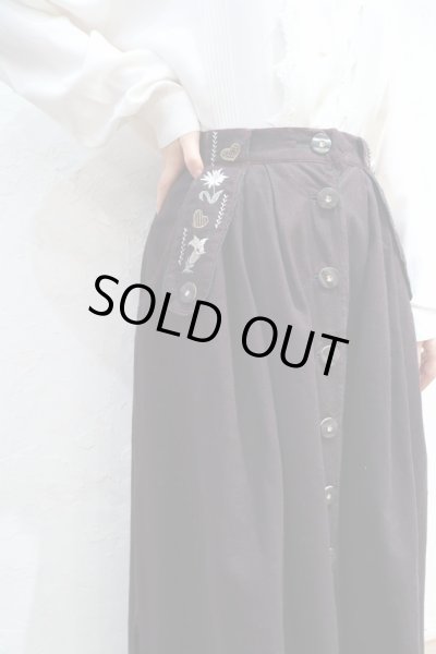 画像1: ブラック×ホワイト花＆ハート刺繡ポケット付きフロントボタンチロルスカート (1)