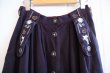 画像8: ブラック×ホワイト花＆ハート刺繡ポケット付きフロントボタンチロルスカート (8)