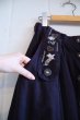 画像9: ブラック×ホワイト花＆ハート刺繡ポケット付きフロントボタンチロルスカート (9)