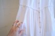 画像12: ホワイト花刺繍レース＆ポケット付きフロントボタンラウンドネックフレンチスリーブドレス (12)