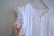 画像10: ホワイト花刺繍レース＆ポケット付きフロントボタンラウンドネックフレンチスリーブドレス (10)