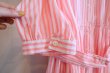画像9: サーモンピンク×ホワイトストライプ布ベルト&ポケット付きフロントボタン半袖ドレス (9)