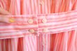 画像12: サーモンピンク×ホワイトストライプ布ベルト&ポケット付きフロントボタン半袖ドレス (12)