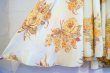 画像12: 50〜60年代アイボリー×イエロー×オレンジ花柄フロントボタン＆ジップ丸襟半袖ドレス (12)
