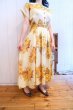 画像4: 50〜60年代アイボリー×イエロー×オレンジ花柄フロントボタン＆ジップ丸襟半袖ドレス (4)