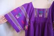画像10: パープル×イエロー×カラフルグアテマラ刺繍ポケット付きスクエアネック半袖ドレス (10)