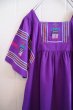 画像16: パープル×イエロー×カラフルグアテマラ刺繍ポケット付きスクエアネック半袖ドレス (16)