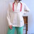 画像3: オフホワイト×レッド×ブルーフロント刺繍ピンタックデザインポケット付き長袖シャツ (3)