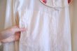 画像10: オフホワイト×レッド×ブルーフロント刺繍ピンタックデザインポケット付き長袖シャツ (10)
