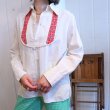 画像4: オフホワイト×レッド×ブルーフロント刺繍ピンタックデザインポケット付き長袖シャツ (4)