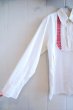 画像8: オフホワイト×レッド×ブルーフロント刺繍ピンタックデザインポケット付き長袖シャツ (8)