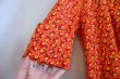 画像11: 70年代オレンジレッド×イエロー×ブラック花柄スクエアネック半袖ドレス (11)