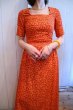 画像7: 70年代オレンジレッド×イエロー×ブラック花柄スクエアネック半袖ドレス (7)