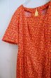 画像12: 70年代オレンジレッド×イエロー×ブラック花柄スクエアネック半袖ドレス (12)